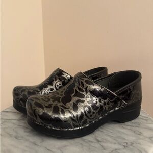 Dansko Professional Black And Silver Patent Leather Clog Women’s Size 37